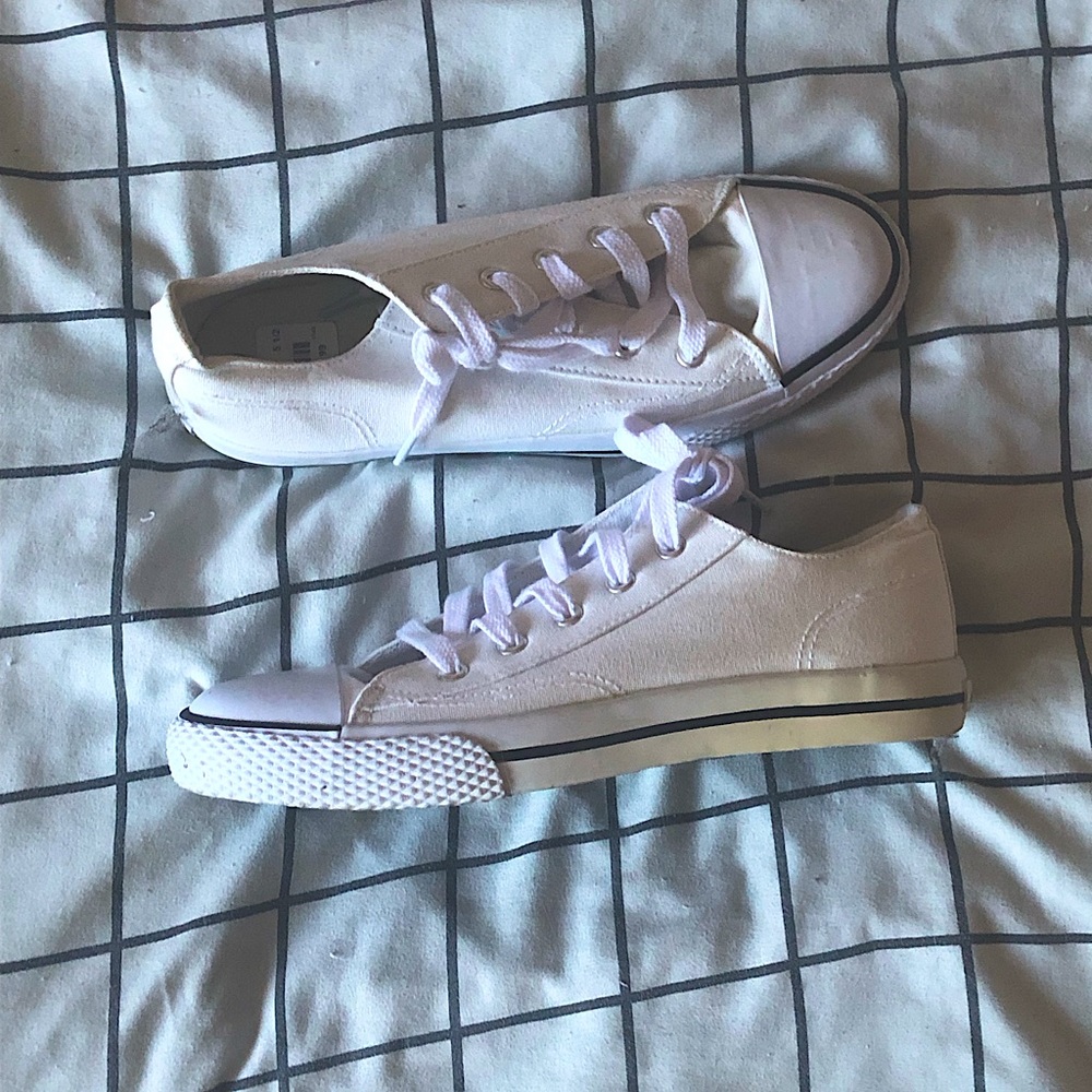 Cute WHITE low top sneakers with laces